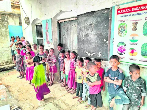 భవనం ప్రారంభించక..
