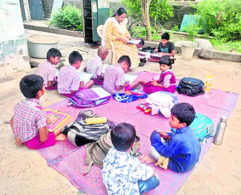 చందాలు వేసుకుని.. అద్దె చెల్లిస్తూ.. 