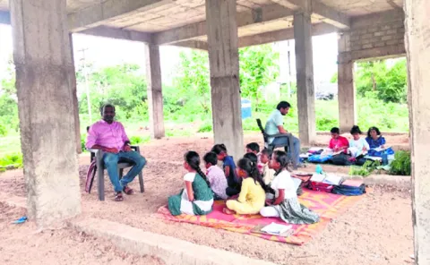 స్లాబ్‌ కిందే చదువులు 
