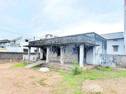 పనులు నిలిపివేశారు....
