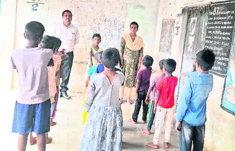 గొల్లపల్లి పాఠశాలలో 10 మంది విద్యార్థులు..