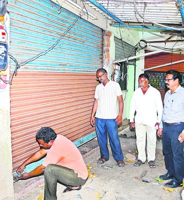 చిరువ్యాపారులపై మరోసారి వేధింపులు 
