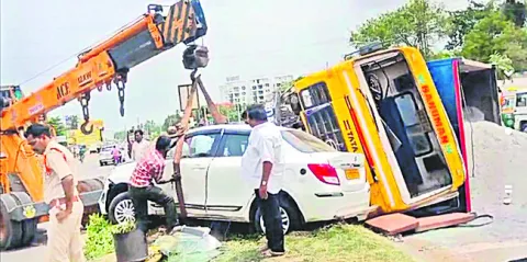 జాతీయ రహదారిపై వాహనాల బీభత్సం 