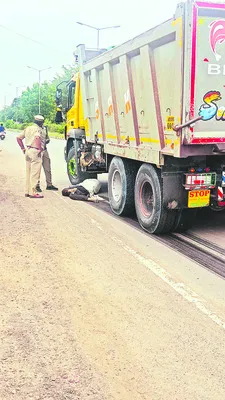 లారీ ఢీకొని వ్యాపారి మృతి 