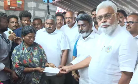YSRCP Leaders Given 10 Lacs Check To Singaiah Family6