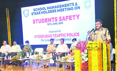 పాఠశాలలపై పోలీసుల నజర్‌ 