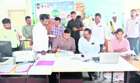 43,047 అర్జీలు 