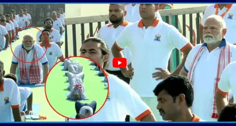 PM Narendra Modi Yogasans In International Yoga Day Celebrations 1