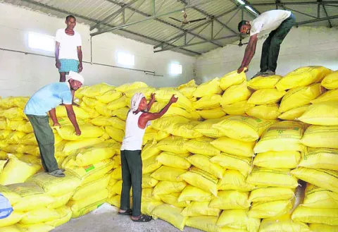 డీలర్ల మాయాజాలం!