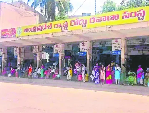 యోగాంధ్రకు ఆర్టీసీ బస్సులు..ప్రయాణికులకు అవస్థలు 