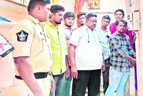 విద్యాసామగ్రి విక్రయిస్తున్న ‘నారాయణ’ గది సీజ్‌ 