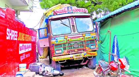 త్రుటిలో తప్పిన పెను ప్రమాదం 