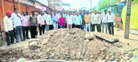 ఆర్టీసీ ప్రహరీ పనులు  ఆపాలని నిరసన