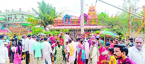 పోలేపల్లికి పోటెత్తిన భక్తులు