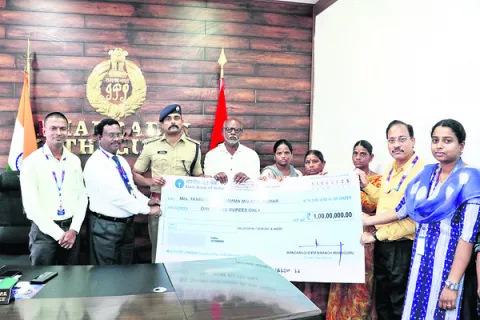 బీమా చెక్కు అందజేసిన ఎస్పీ 
