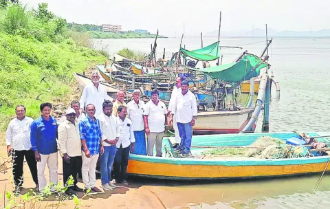 అక్రమ డ్రెడ్జింగ్‌తో ఇసుక దోపిడీ