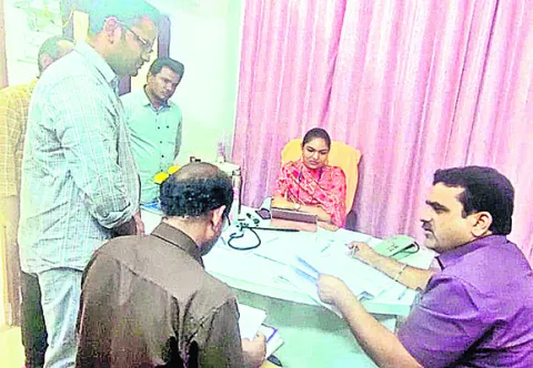 ఆస్పత్రుల్లో సేవల వివరాలు ప్రదర్శించాలి