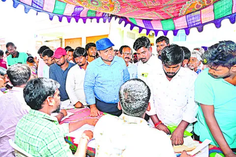 జిల్లాలో 25 వేల దరఖాస్తులు: కలెక్టర్‌