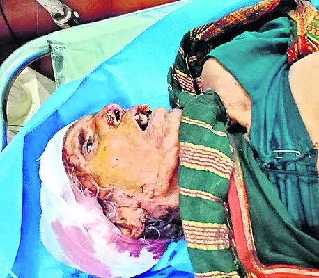 బైక్‌పై నుంచి జారిపడి వృద్ధురాలి మృతి