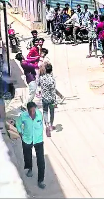 బీరు బాటిళ్లతో యువకుల హల్‌చల్‌