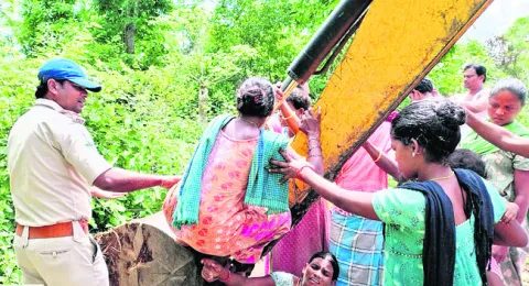 ఇరవెండిలో పోడు వివాదం.. 