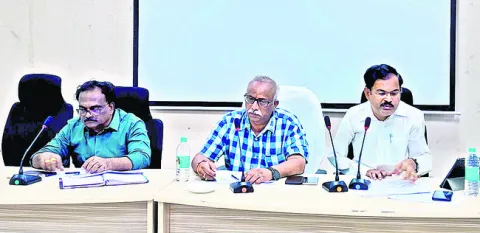 పెండింగ్‌ పనులు పూర్తి చేయకపోతే చర్యలు 
