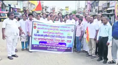 యోగా డేను విజయవంతం చేయాలి 