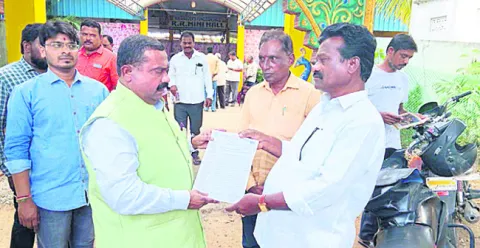బట్టీ యజమానిపై చర్యలు తీసుకోవాలి