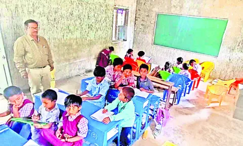 ఆరు గదులు.. మూడు బడులు