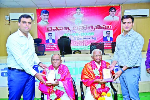 సేవలతో ప్రజాభిమానం పొందాలి 