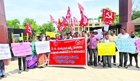 ఎనిమిది గంటల పనిదినాల పెంపుపై నిరసన