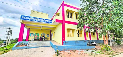 కాలిపోయిన  డమ్మీ హెలికాప్టర్‌ 
