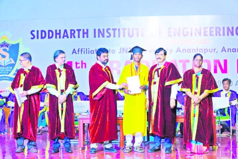 పుత్తూరు సిద్ధార్థలో గ్రాడ్యుయేషన్‌ డే 