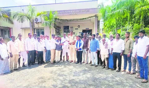 దళిత శ్మశానవాటిక రోడ్డు ధ్వంసం 