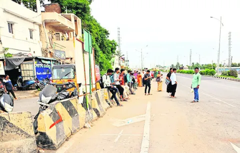 స్తంభించిన ప్రజా రవాణా