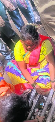 గ్రిల్‌లో ఇరుక్కుని నరకయాతన