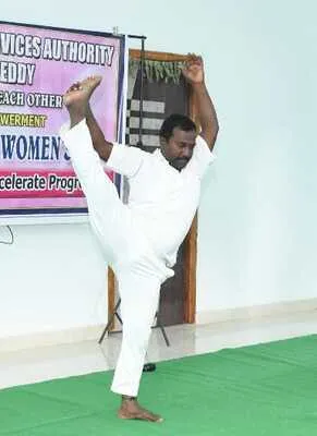 యోగా ప్రదర్శనతో ఆకర్షితులై.. 