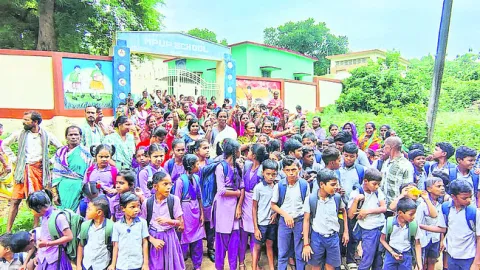 విలీన గందరగోళం.. పాఠశాలలకు తాళం 