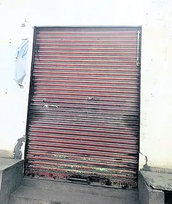 షాపు తెరుచుకోక ప‘రేషన్‌’