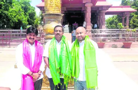 జోగుళాంబ సన్నిధిలో ప్రముఖుల ప్రత్యేక పూజలు 

