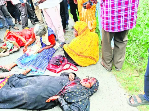 ఎదురెదురుగా బస్సు, ఆటో ఢీ
