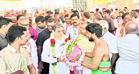 కనువిందుగా ఆరుపడై వీడులు 
