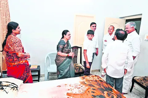 మాజీ ఎమ్మెల్యే సతీమణికి పరామర్శ 
