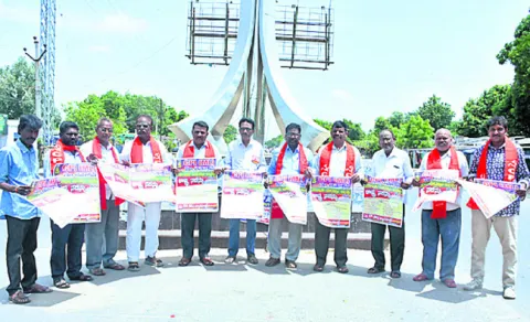 ● సీపీఐ(ఎంఎల్‌) న్యూడెమొక్రసీ జిల్లా నేత ఇ.నరేశ్‌ 