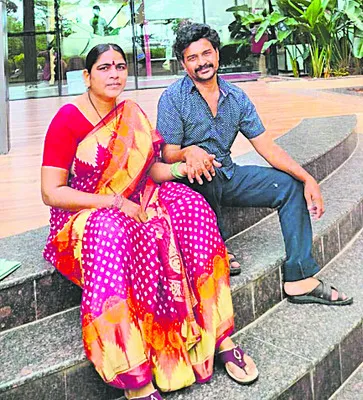 భార్యను హతమార్చి, గొంతు కోసుకున్న భర్త 
