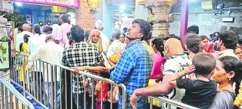 తొలి తిరుపతికి  పోటెత్తిన భక్తులు