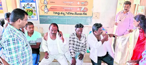 పిచ్చికుక్క దాడిలో ఐదుగురికి గాయాలు 