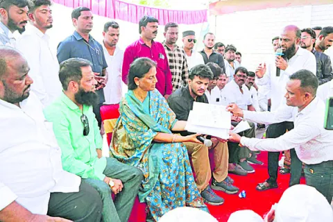 పేదల ఇళ్లు కూల్చేయొద్దు
