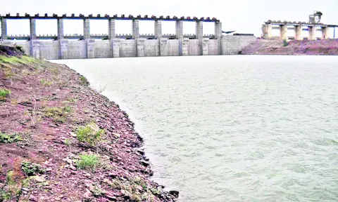 అడుగు దూరంలో నీటి విడుదల 