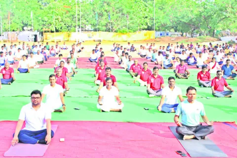 నిత్య జీవితంలో యోగా భాగం కావాలి : కలెక్టర్‌ 